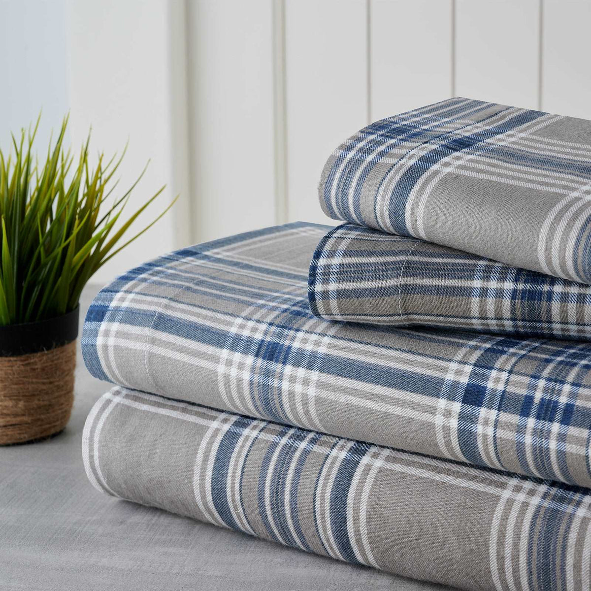 Bibb Home Printed Flannel 4 Piece Sheet Set.